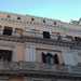Foto 18. Siamo ormai arrivati alla fine del nostro viaggio. Ci troviamo su via Napoli e un ultimo stabile colpisce la nostra attenzione, qualcosa di completamente diverso da ci che abbiamo visto fino ad ora: una vistosa abitazione rosa antico che sembra quasi un castello, con piccole torrette che spuntano, balconi in pietra spessa e un cornicione merlato 